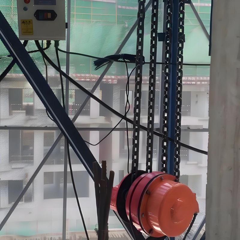 建筑装修中使用爬架电动葫芦三点事项